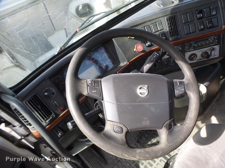 image for item DB1315 2005 Volvo VNM semi truck