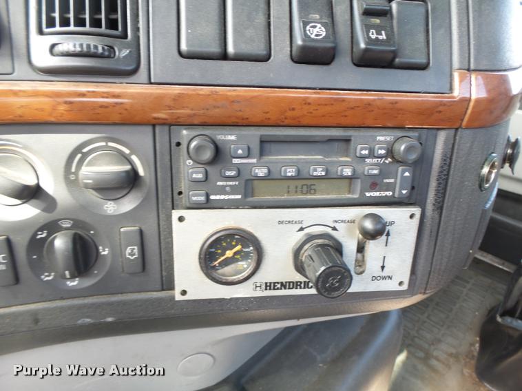 image for item DB1315 2005 Volvo VNM semi truck