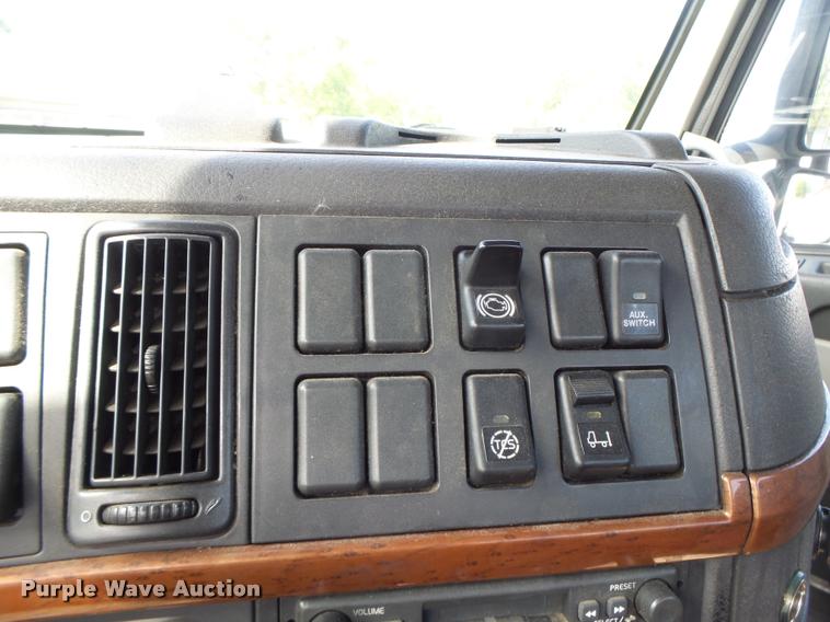 image for item DB1315 2005 Volvo VNM semi truck