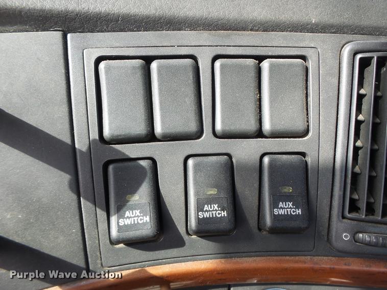 image for item DB1315 2005 Volvo VNM semi truck