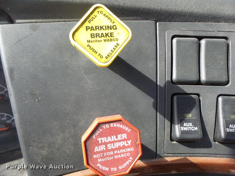 image for item DB1315 2005 Volvo VNM semi truck