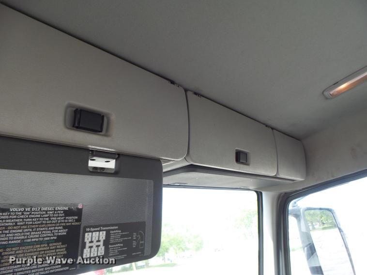 image for item DB1315 2005 Volvo VNM semi truck