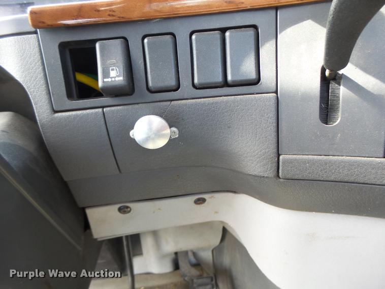 image for item DB1315 2005 Volvo VNM semi truck