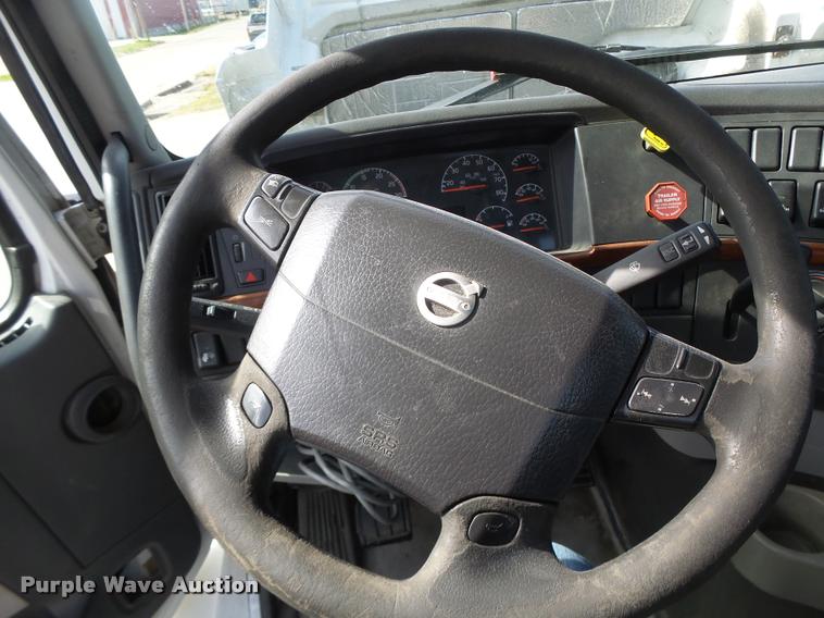 image for item DB1315 2005 Volvo VNM semi truck