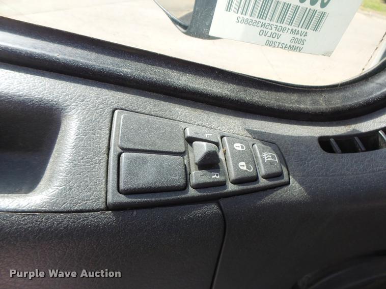 image for item DB1315 2005 Volvo VNM semi truck