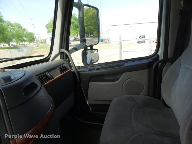 image for item DB1315 2005 Volvo VNM semi truck