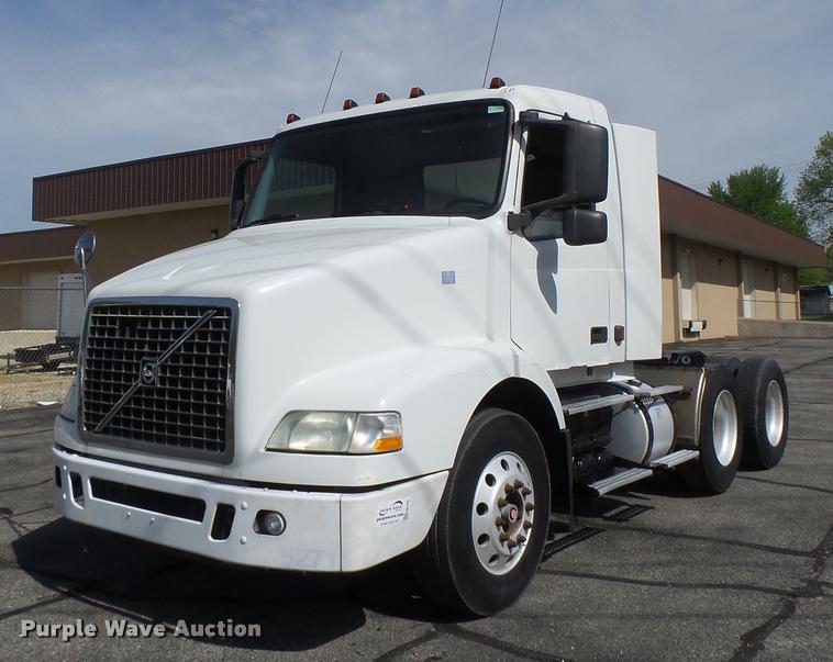 image for item DB1316 2004 Volvo VNM semi truck