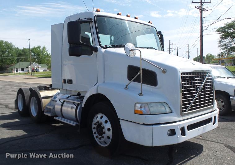 image for item DB1316 2004 Volvo VNM semi truck