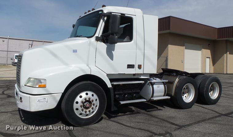 image for item DB1316 2004 Volvo VNM semi truck