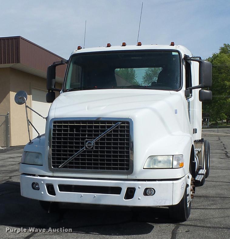 image for item DB1316 2004 Volvo VNM semi truck