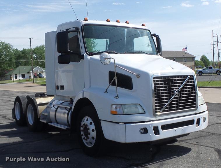 image for item DB1316 2004 Volvo VNM semi truck