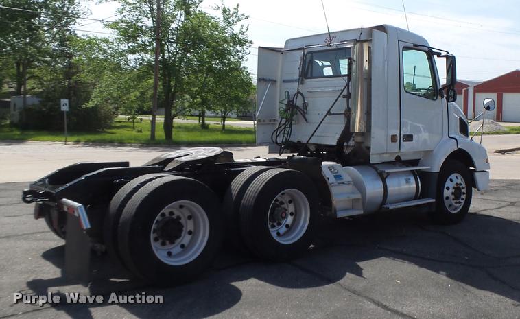 image for item DB1316 2004 Volvo VNM semi truck