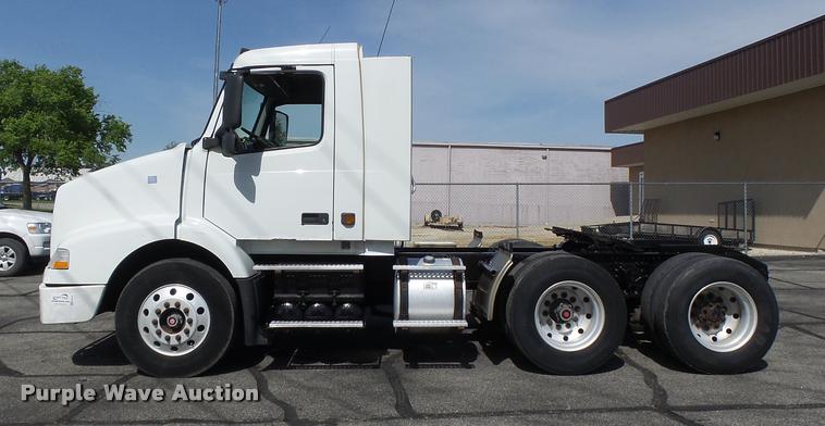 image for item DB1316 2004 Volvo VNM semi truck
