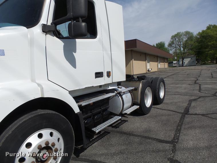 image for item DB1316 2004 Volvo VNM semi truck