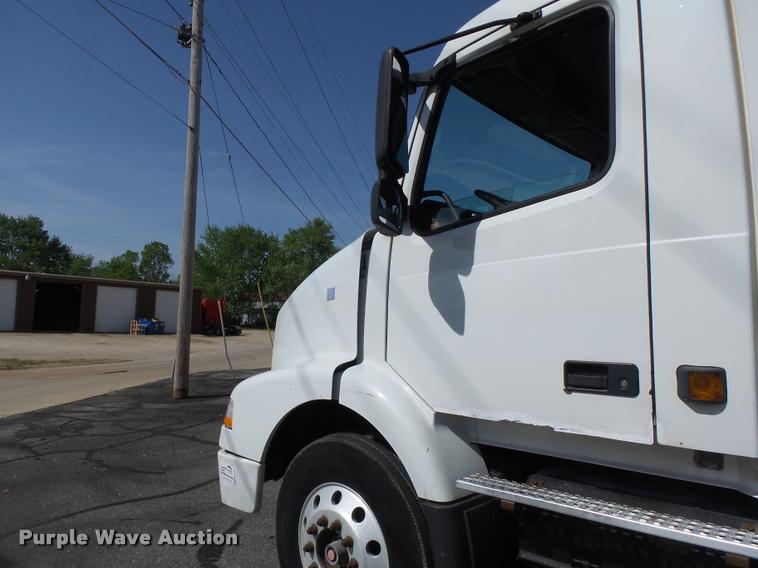 image for item DB1316 2004 Volvo VNM semi truck