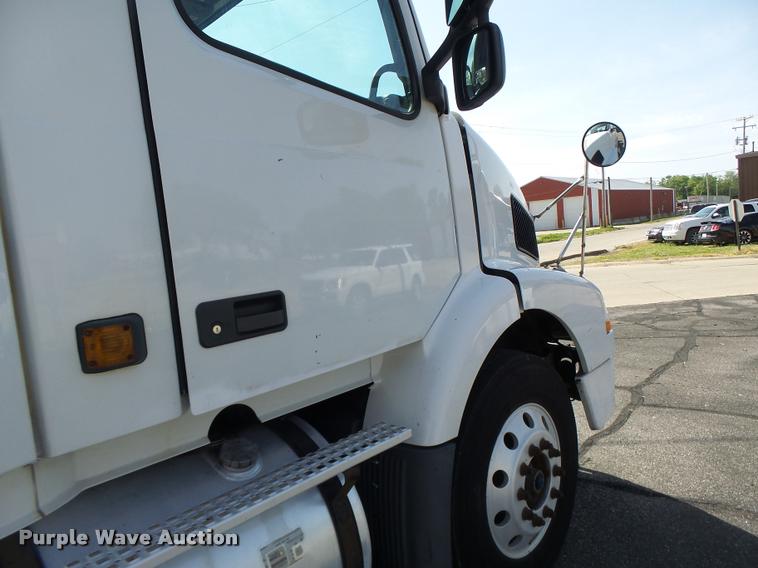 image for item DB1316 2004 Volvo VNM semi truck