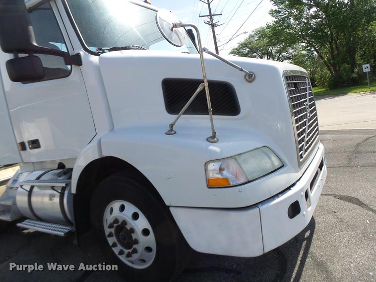 image for item DB1316 2004 Volvo VNM semi truck
