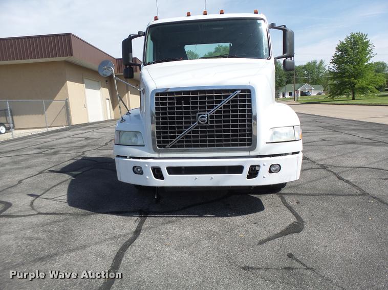 image for item DB1316 2004 Volvo VNM semi truck