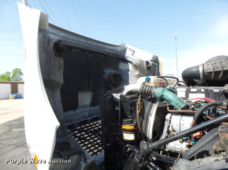 image for item DB1316 2004 Volvo VNM semi truck