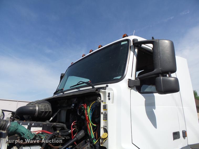 image for item DB1316 2004 Volvo VNM semi truck