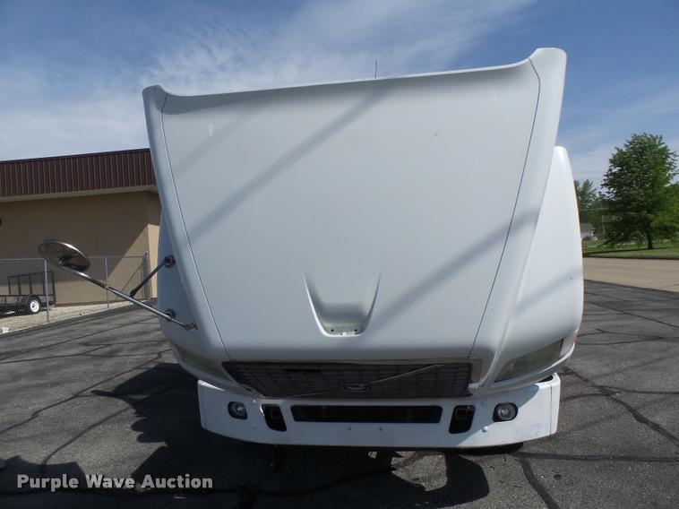 image for item DB1316 2004 Volvo VNM semi truck