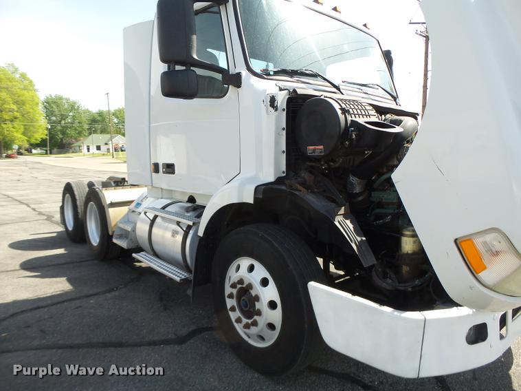 image for item DB1316 2004 Volvo VNM semi truck