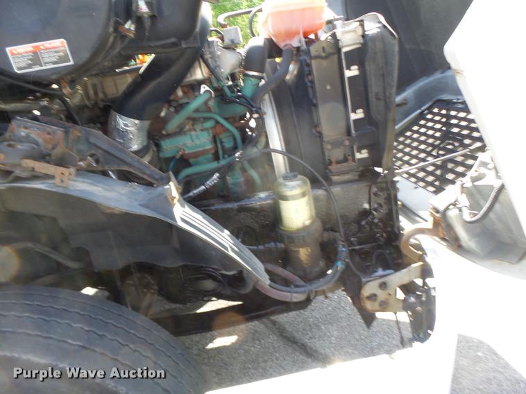 image for item DB1316 2004 Volvo VNM semi truck