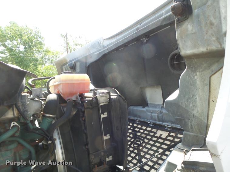 image for item DB1316 2004 Volvo VNM semi truck