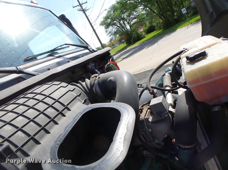 image for item DB1316 2004 Volvo VNM semi truck