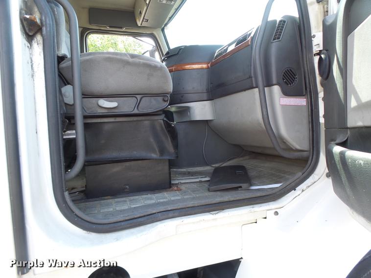 image for item DB1316 2004 Volvo VNM semi truck