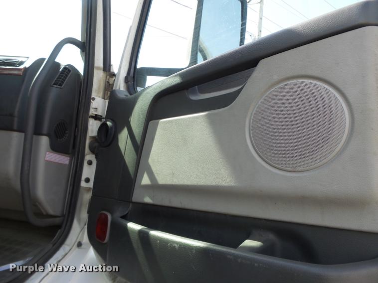 image for item DB1316 2004 Volvo VNM semi truck