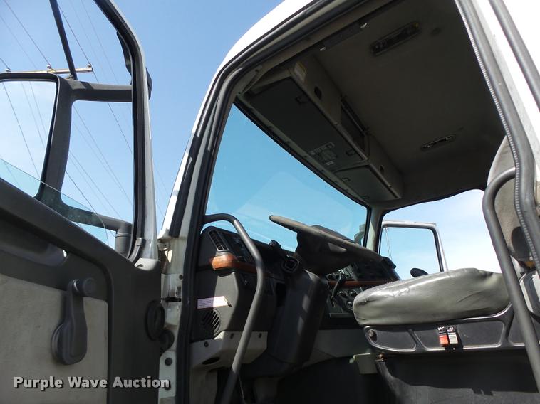 image for item DB1316 2004 Volvo VNM semi truck