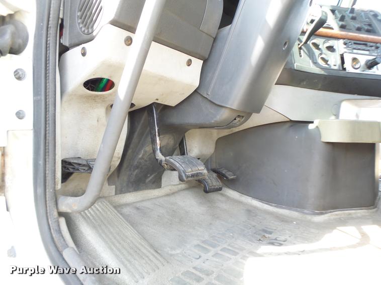 image for item DB1316 2004 Volvo VNM semi truck