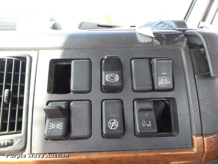 image for item DB1316 2004 Volvo VNM semi truck