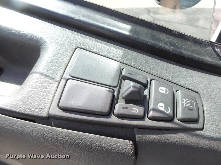 image for item DB1316 2004 Volvo VNM semi truck