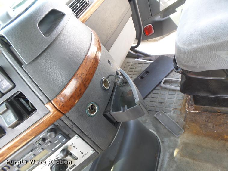 image for item DB1316 2004 Volvo VNM semi truck