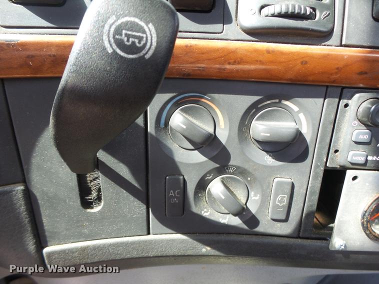 image for item DB1316 2004 Volvo VNM semi truck