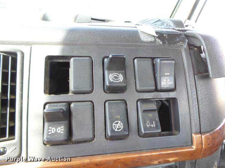 image for item DB1316 2004 Volvo VNM semi truck