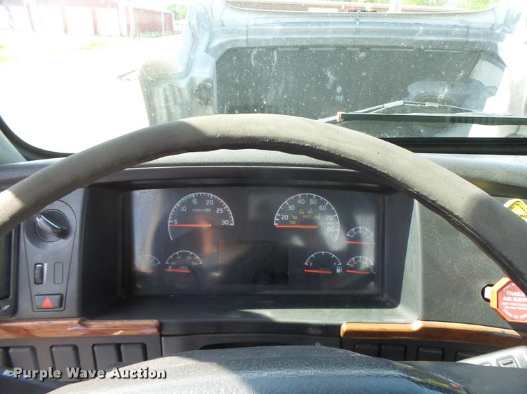 image for item DB1316 2004 Volvo VNM semi truck