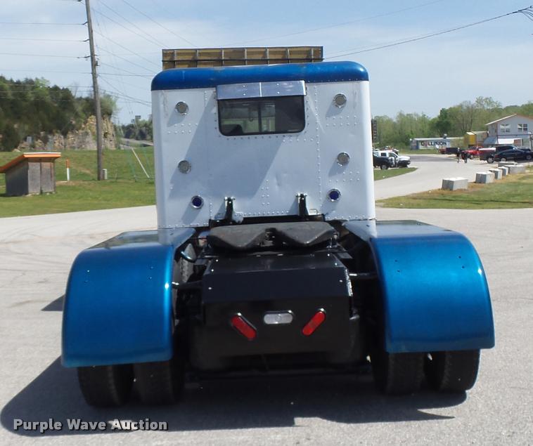 image for item DB1318 1999 Peterbilt 379 semi truck