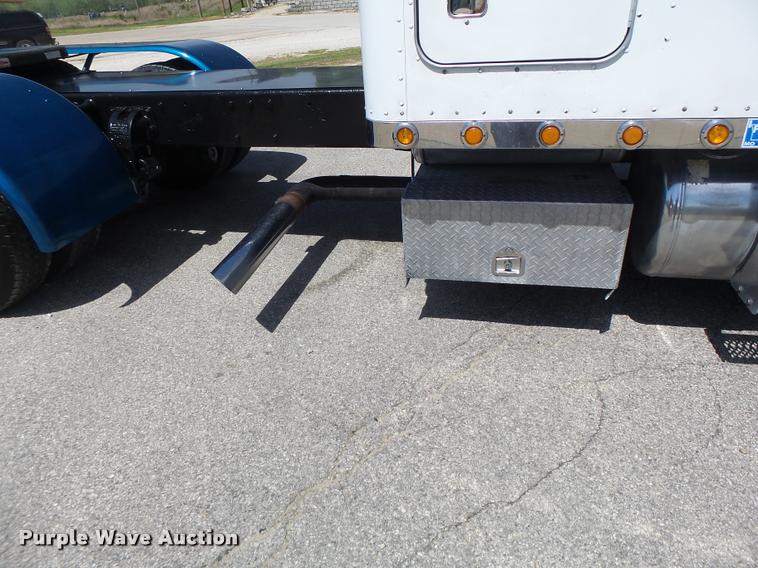 image for item DB1318 1999 Peterbilt 379 semi truck