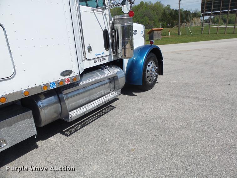 image for item DB1318 1999 Peterbilt 379 semi truck