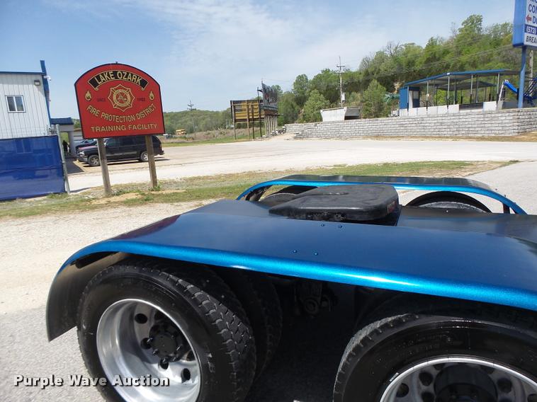 image for item DB1318 1999 Peterbilt 379 semi truck