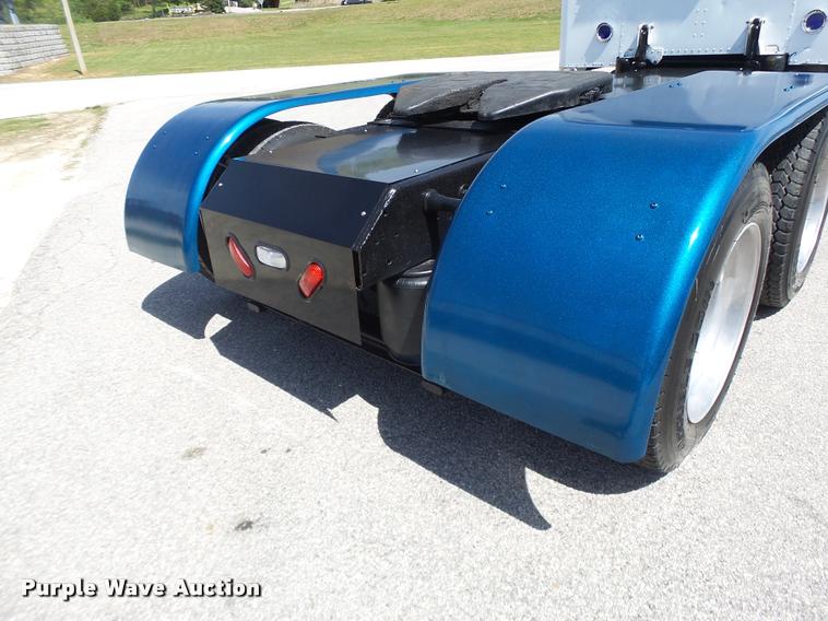 image for item DB1318 1999 Peterbilt 379 semi truck