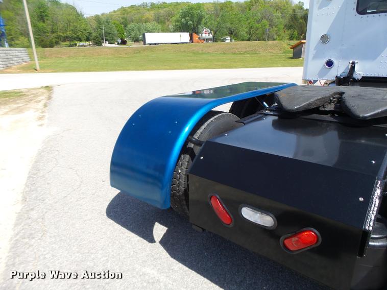 image for item DB1318 1999 Peterbilt 379 semi truck