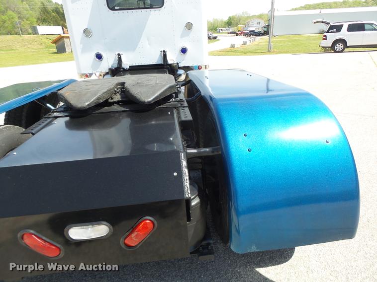 image for item DB1318 1999 Peterbilt 379 semi truck