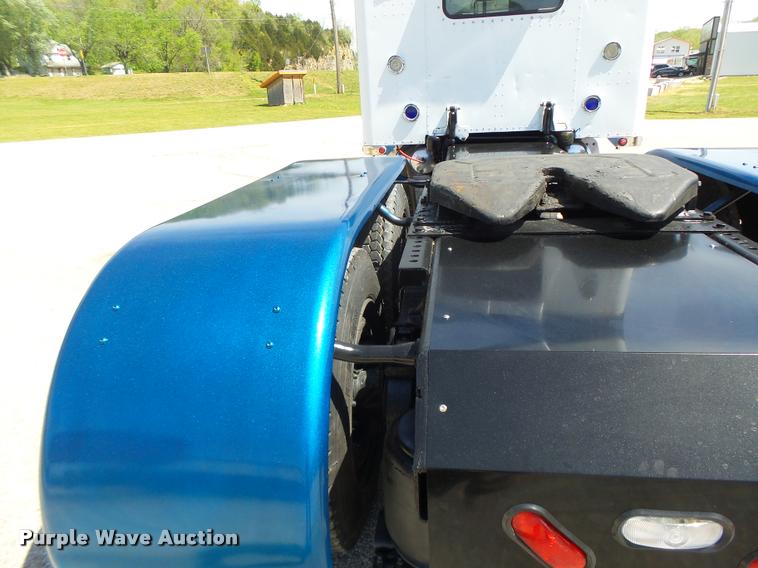 image for item DB1318 1999 Peterbilt 379 semi truck