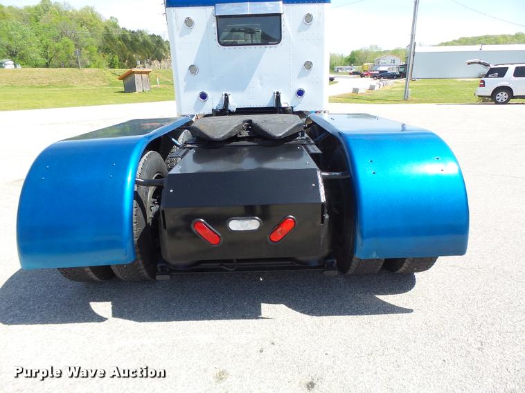 image for item DB1318 1999 Peterbilt 379 semi truck