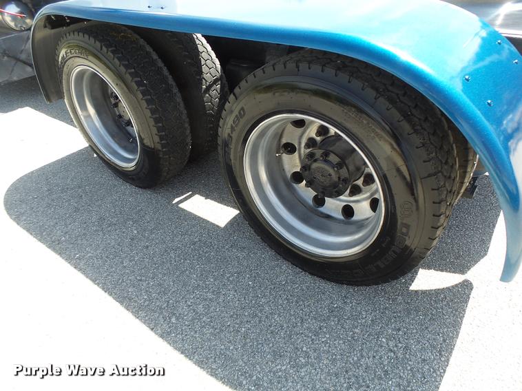 image for item DB1318 1999 Peterbilt 379 semi truck