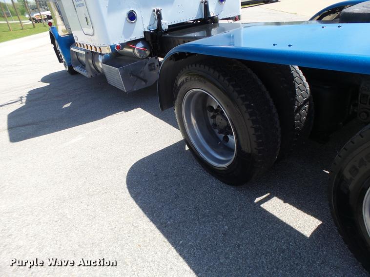 image for item DB1318 1999 Peterbilt 379 semi truck